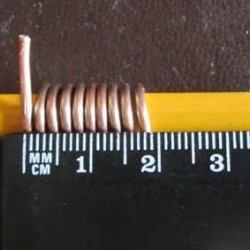 Проволока плотно намотана витками на карандаш, при этом 25 витков проволоки занимают расстояние 20 мм
