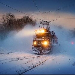 Почему во время снежной метели трудно указать, движется поезд или нет?
