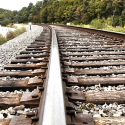 Почему на стыках железнодорожных рельсов оставляют промежутки, а не соединяют их плотно?